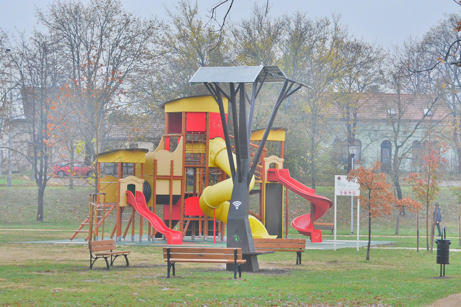 Szolár fák USB töltőkkel a Haleszben és a Rózsa ligetben